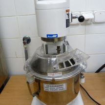 Laboratory machine for kneading and whipping