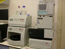 Kapalinový chromatograf se třemi detektory (DAD, fluorescenčním, refraktometrickým) (šířka 215px)