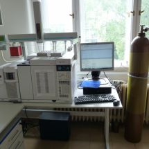Plynový chromatograf Agilent 7890 s hmotnostním detektorem Agilent 5975C