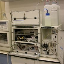 Vysokoúčinný iontovýměnný chromatograf otevřený
