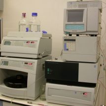 Kapalinový chromatograf se třemi detektory (DAD, fluorescenčním, refraktometrickým)